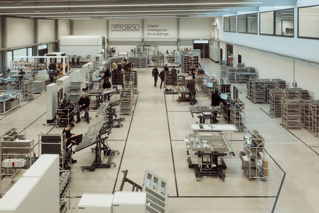 So machte Tobol seine Schaltschrankfertigung effizienter 5 Die neue Halle im thüringischen Leinefelde ist nach Materialfluss- und Wertstromprinzipien gestaltet.