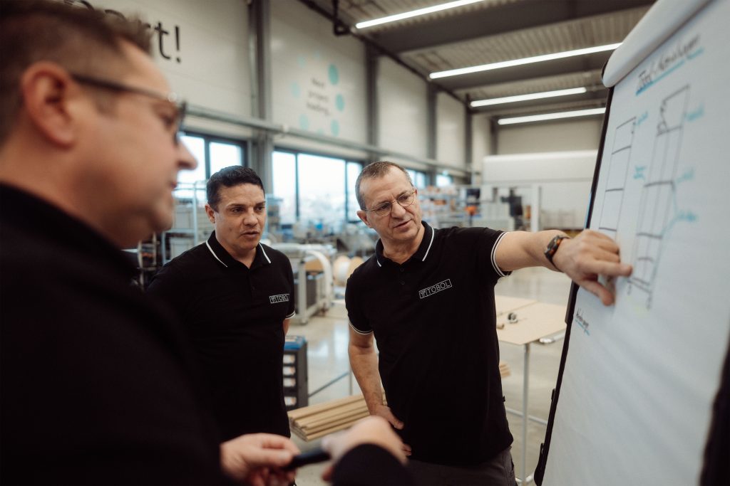 So machte Tobol seine Schaltschrankfertigung effizienter 2 Beim Cardboard Engineering konnten die Mitarbeiter ihre Materialwagen selbst entwerfen.