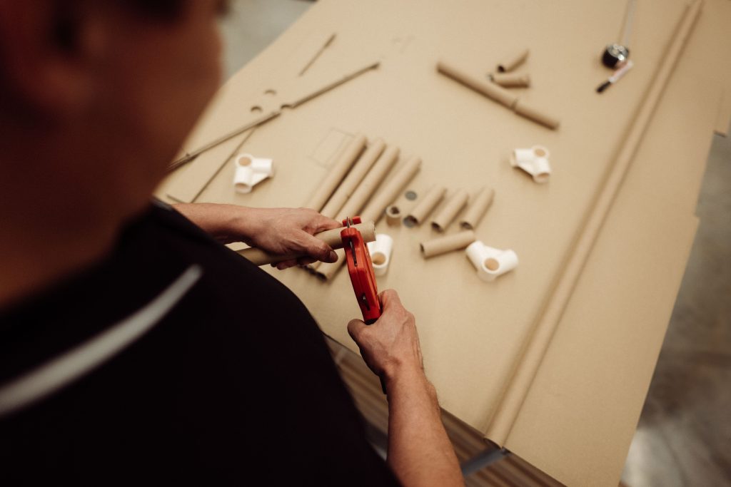 So machte Tobol seine Schaltschrankfertigung effizienter 3 Beim Cardboard Engineering konnten die Mitarbeiter ihre Materialwagen selbst entwerfen.