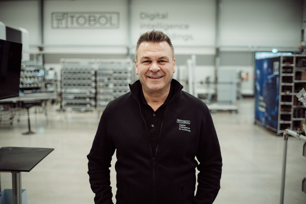 So machte Tobol seine Schaltschrankfertigung effizienter 4 Die Consulting-Dienstleistungen von Phoenix Contact haben uns geholfen, unsere gesamten Prozesse zu verbessern, schlanker zu werden und schneller zu reagieren.
Tobias Funke,
Tobol-Geschäftsführer