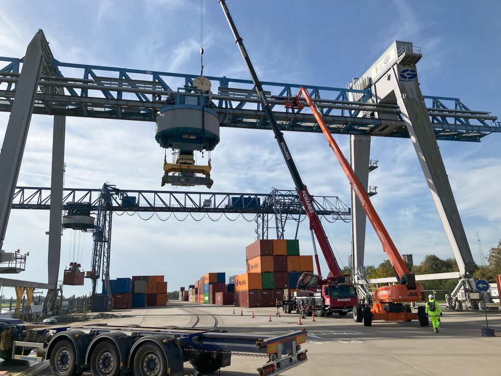 Energieführung im laufenden Betrieb generalüberholt 1 Im Binnenhafen Emmerich hat Tsubaki Kabelschlepp
die Energieführung einer Containerbrücke (im Vordergrund) der
Contargo Rhein-Waal-Lippe generalüberholt.