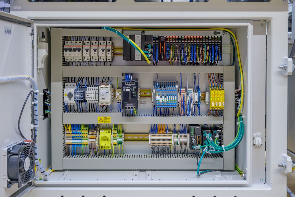 So hebt man den eigenen Datenschatz 3 Kompakter Schaltschrank in der Maschine mit Locc-Boxen (Mitte, rechts).