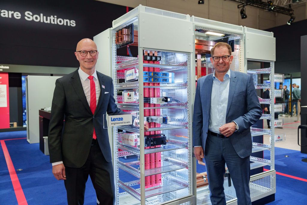 Lenze und Rittal schließen Technologiepartnerschaft 1 Ulrich Engenhardt, Chief Business Units Officer bei
Rittal und Dr. Marc Wucherer, CEO Lenze SE.
Abdruck honorarfrei. Bitte geben Sie als Quelle Rittal GmbH & Co. KG. an