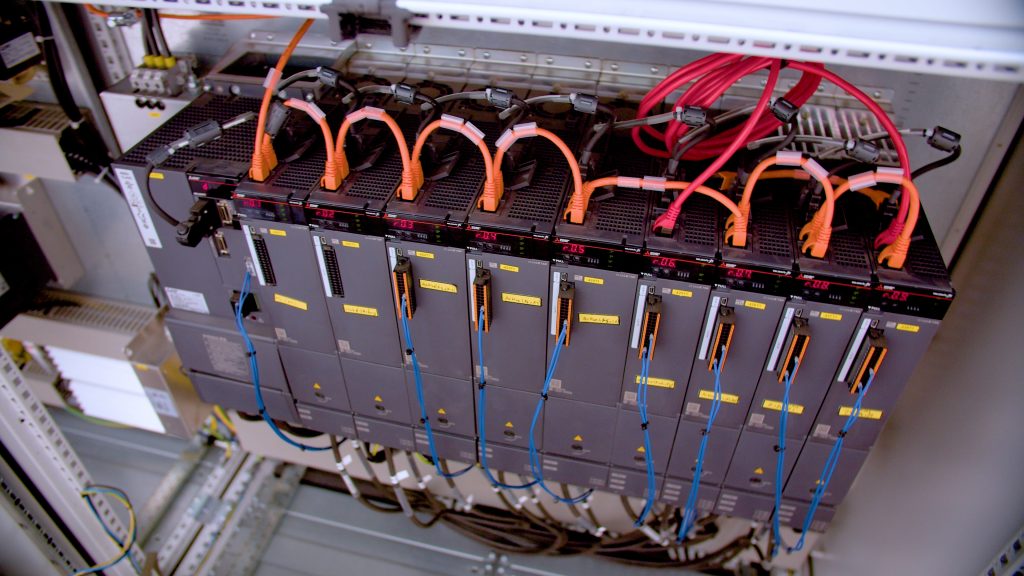 Von Schwerstarbeit zur Hightech-Lösung 3 Die Servoverstärker haben eine Zwischenkreiskopplung und sorgen so für eine energieeffiziente Antriebstechnik.