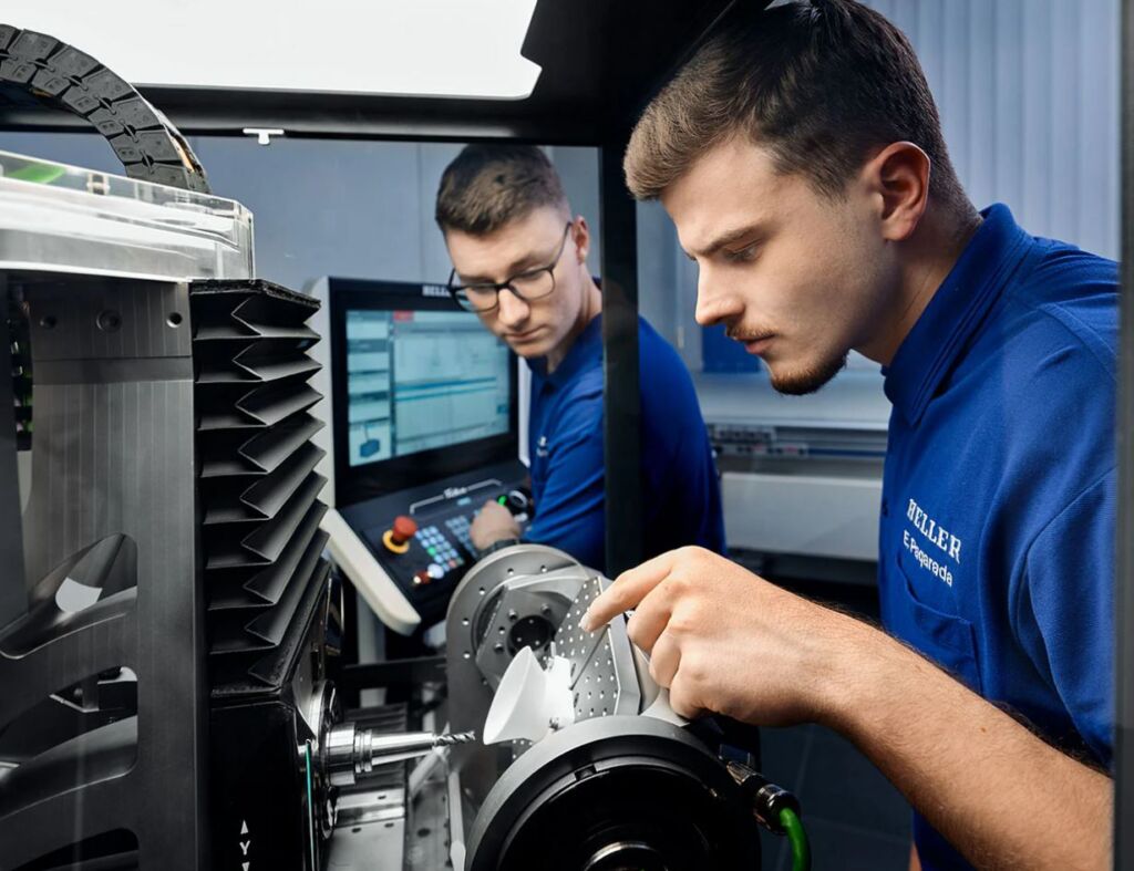 Neue Dimension der Ausbildung mit dem Tokn von Heller 3 Learning by doing: Die Heller-Auszubildenden bauen den Tokn wie im klassischen Werkzeugmaschinenbau, vom ersten CAD-Modell bis zur finalen Inbetriebnahme.