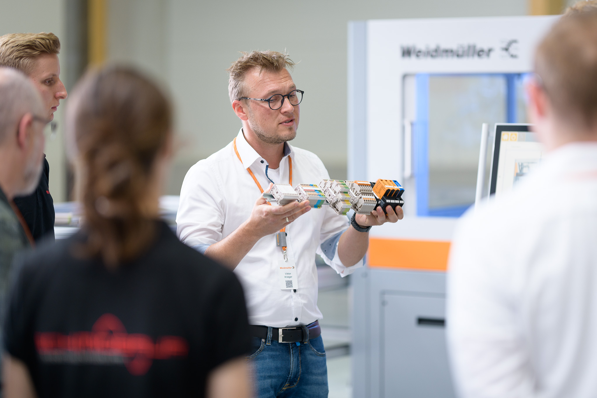 Automatisiert zur bestückten Hutschiene