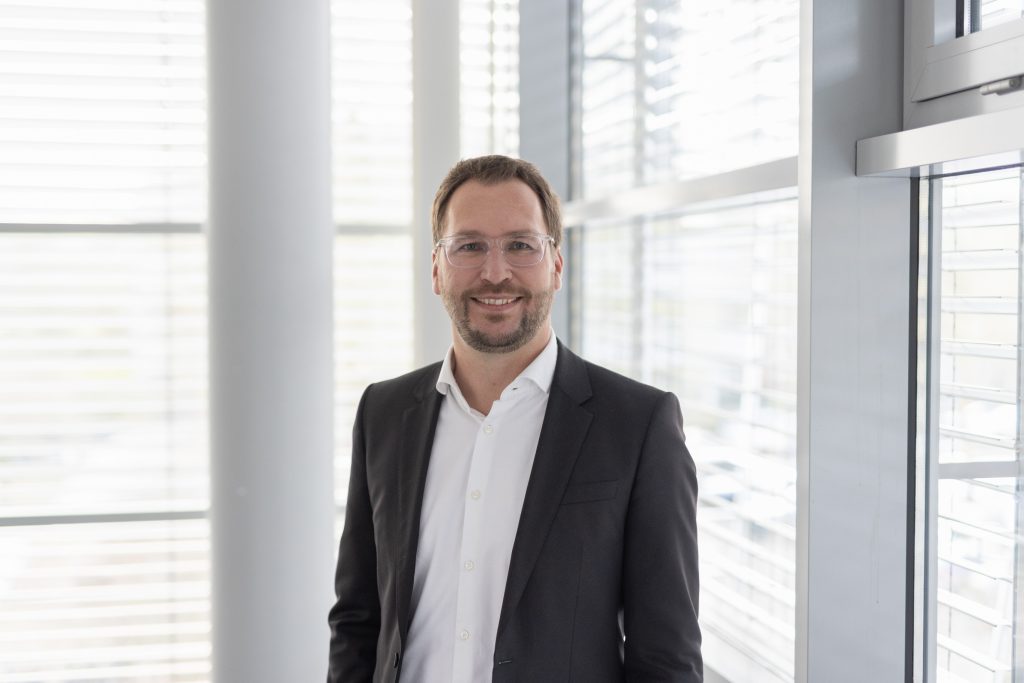 Was kommt nach IE4? 2 Der Schritt zu
hocheffizienten
Antriebssystemen
wie IE5 und
perspektivisch IE6
ist für viele
Unternehmen bereits heute sinnvoll.
Peter Sürig,
Lenze