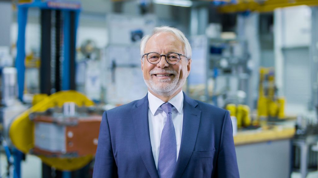 Was kommt nach IE4? 6 Ob sich ein Antrieb oberhalb der Klasse IE4 lohnt, hängt vom konkreten Einsatzfall ab - etwa Lastprofil, Laufzeit oder
Umgebung.
Jörg Niermann,
Nord Drivesystems