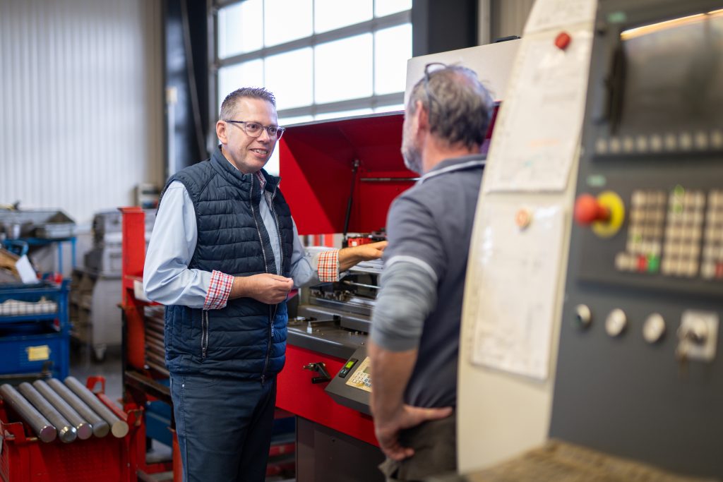 Retrofit und die neue EU-Maschinenverordnung – was Betreiber jetzt wissen müssen 2 Als zertifizierter ISO- und EU-Sachverständiger für Maschinensicherheit und Arbeitssicherheit unterstützt Müller & Partner Sachverständige ganzheitlich - angefangen von Herstellerpflichten (CE-Kennzeichnung) bis zu Betreibern (Arbeitssicherheit).