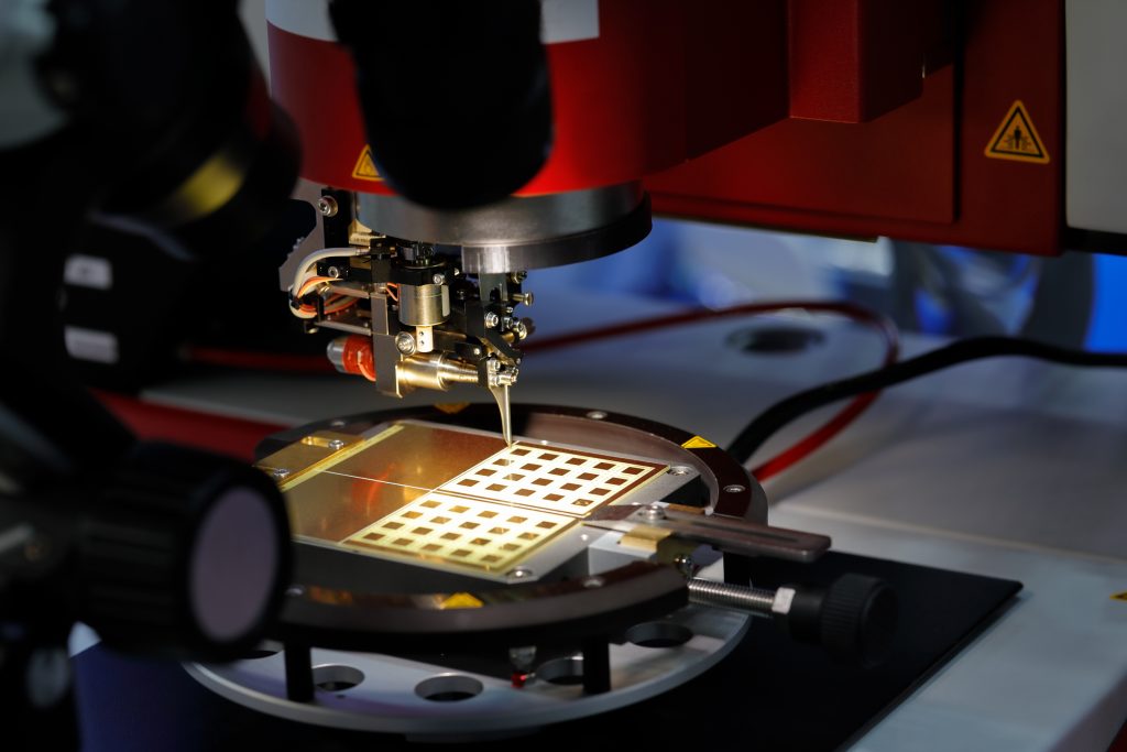 Tuning auf Knopfdruck 1 programmable semiautomatic ultrasonic wire bonder