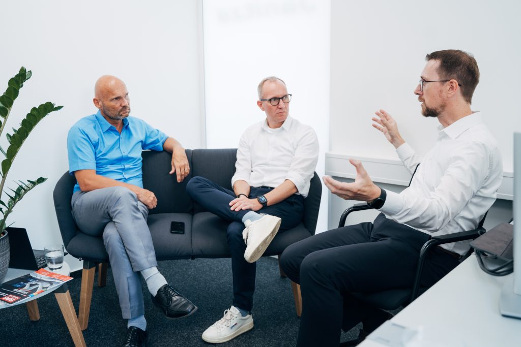 Mit Flexibilität und Fachwissen komplexe Automatisierungslösungen realisieren 1 Bild 1 | Anlässlich der Eröffnung des Standorts in Appenweier sprach Frank Nolte (links) mit Axel Hessenkämper (Mitte) und Thomas Hilbig (rechts) über die Strategie von Janitza bei Project Solutions.