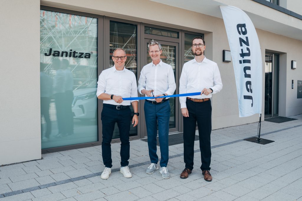 Mit Flexibilität und Fachwissen komplexe Automatisierungslösungen realisieren 2 Bild 2 | Axel Hessenkämper, CEO, Markus Janitza, Inhaber & Gesellschafter, und Thomas Hilbig, Bereichsleiter Produktmanagement &
Dienstleistung, bei der feierlichen Eröffnung des neuen Standorts von Janitza in Appenweier (v.l.n.r.).