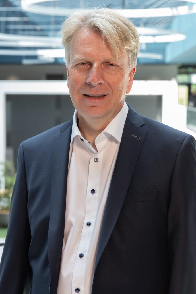 "HMIs m&uuml;ssen 
logisch aufgebaut, &uuml;bersichtlich und 
fehlertolerant sein."

Raimund Ruf, 
B&R