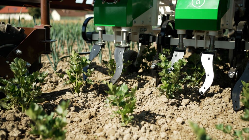 Technik gegen das Unkraut: Wie Automatisierungslösungen die Landwirtschaft smarter machen 4 Präzisionsarbeit auf dem Acker: Die beweglichen Hackelemente werden per KI in Echtzeit gesteuert und arbeiten direkt in der Pflanzenreihe. Igus Gleitlager Iglidur J sorgen für spielfreie Bewegung - zuverlässig, wartungsfrei und ohne Schmierung.