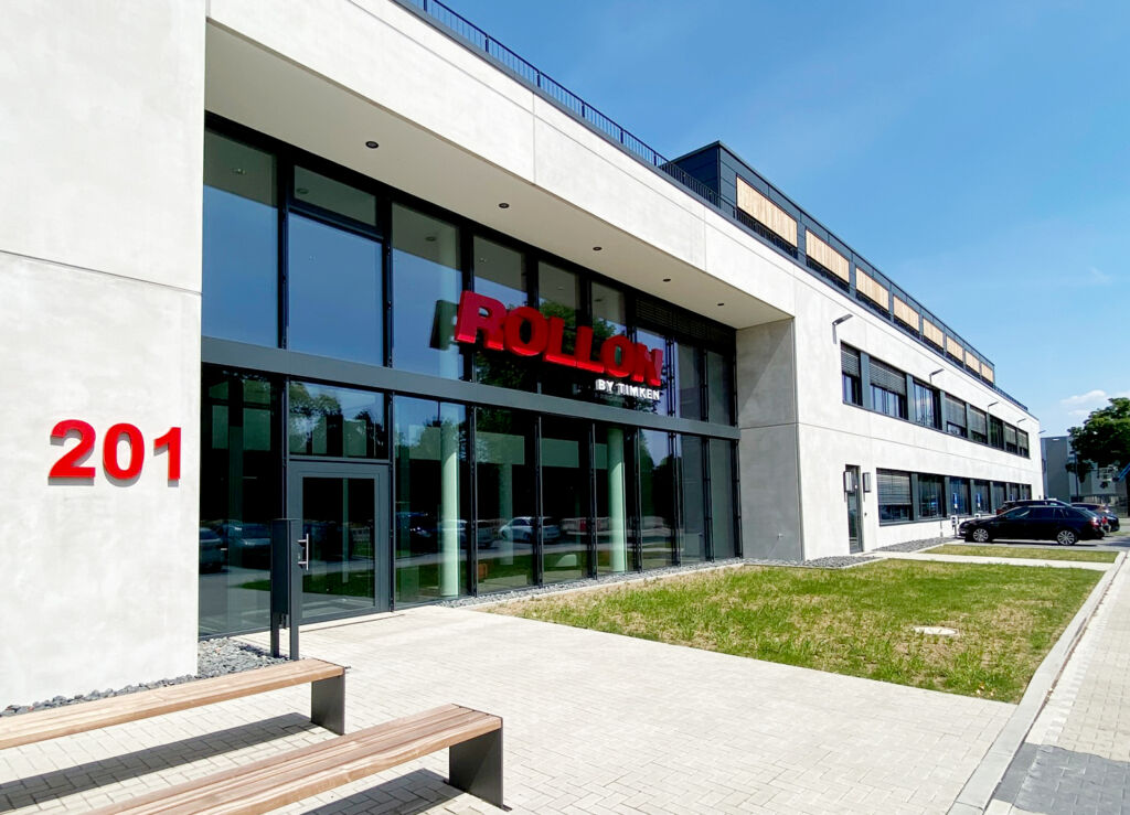 Zum Jubiläum neuer Standort in Düsseldorf 1 Zum 50-jährigen Jubiläum hat Rollon in Düsseldorf seinen neuen deutschen Hauptsitz mit erweiterten Produktionskapazitäten, modernem Logistikzentrum sowie einem großen Showroom bezogen.