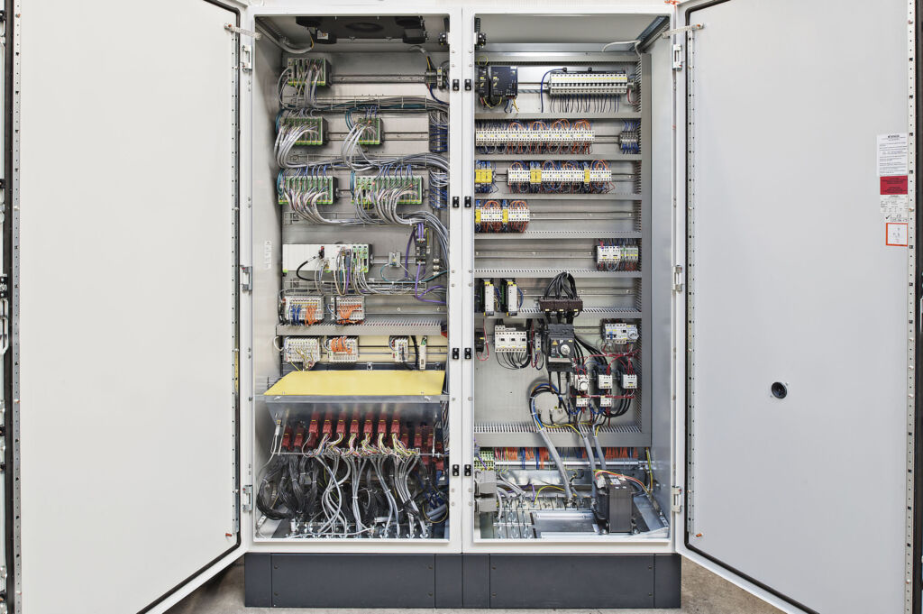 Schnellschuss im Sekundentakt – Druckgussmaschinen präzise geregelt 2 Das kompakte Regelungs- und Steuerungsystem bleibt
stabil und genau, auch wenn es von internen oder externen Störungen beeinflusst wird.