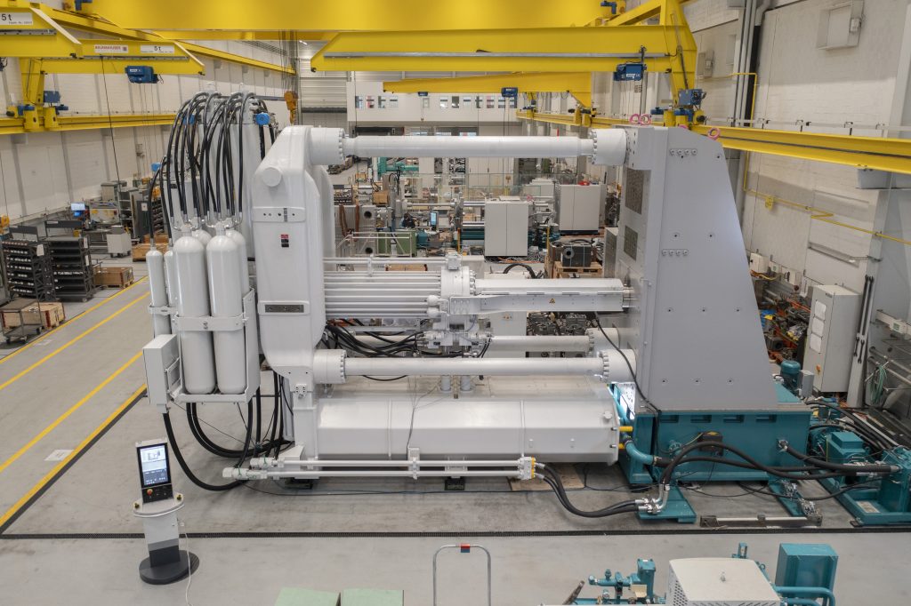 Schnellschuss im Sekundentakt – Druckgussmaschinen präzise geregelt 1 Die Druckgießmaschine Evolution von Bühler hat Schließkräfte von 2.600 bis 9.000kN und bietet die Möglichkeit, die Produktivität bei der Herstellung von Aluminium- und Magnesiumteilen um bis zu 30% zu steigern.