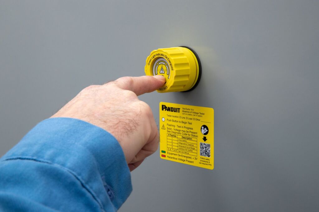 VeriSafe bietet Sicherheit auf Knopfdruck 1 VeriSafe von Panduit verkürzt und erleichtert das Prüfen auf Spannungsfreiheit per Knopfdruck. Das Messmodul wird im Schaltschrank verbaut.