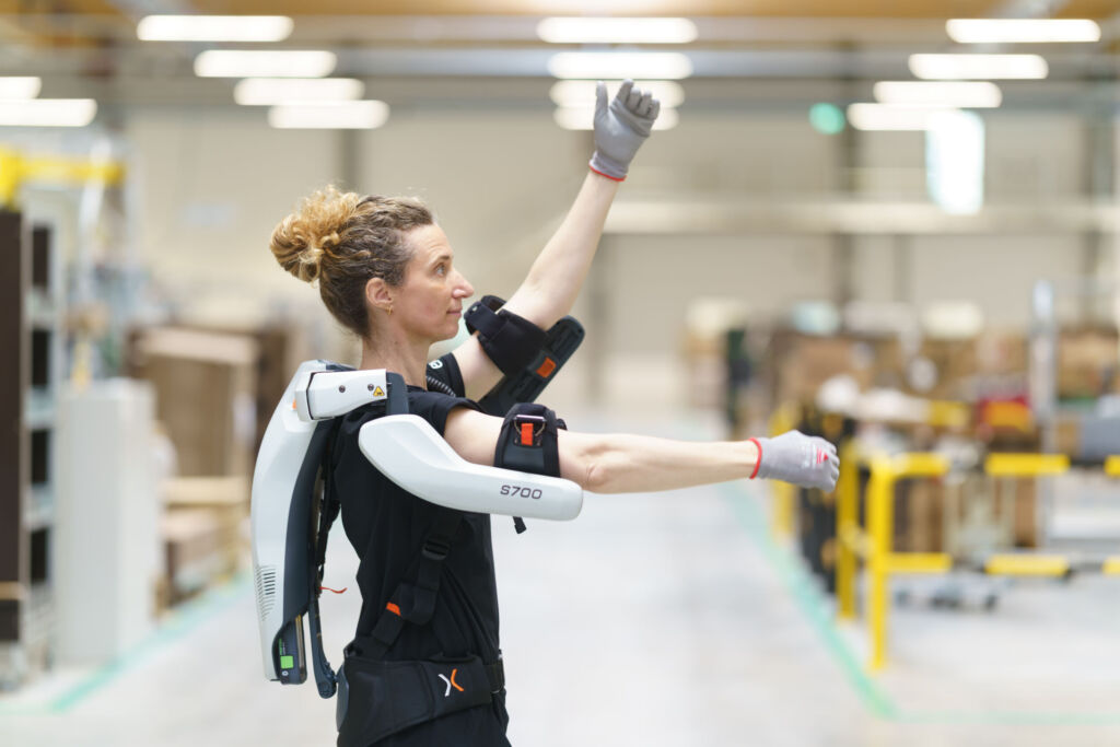 Datenleitung bringt Exoskelett in Bewegung 1 Das aktive Schulter-Exoskelett S700 von ExoIQ kombiniert moderne Pneumatiktechnologie mit intelligenter Steuerung und ergonomischem Design.