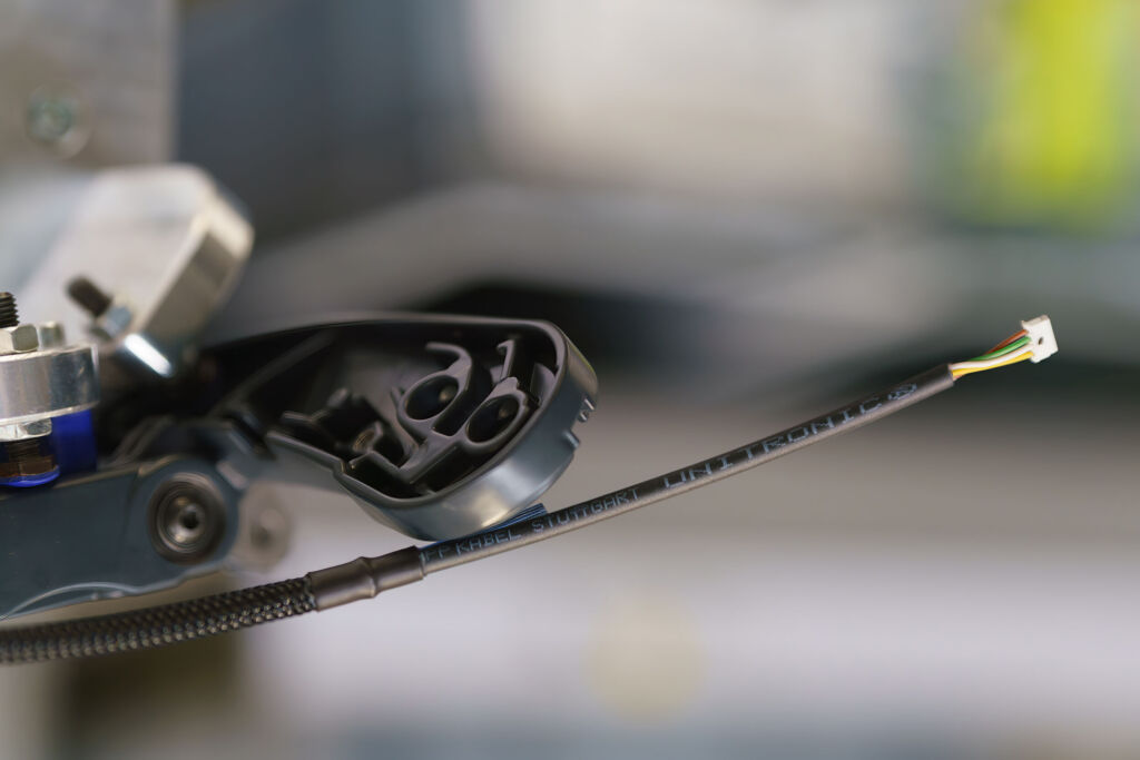 Datenleitung bringt Exoskelett in Bewegung 2 Für die sichere Übertragung der Bewegungsdaten kommt die hochflexible, abriebfeste Datenleitung Unitronic FD P Plus von Lapp zum Einsatz.