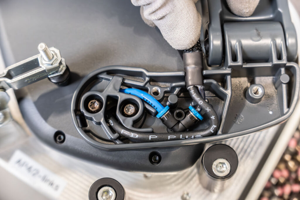 Datenleitung bringt Exoskelett in Bewegung 3 Die Unitronic FD P Plus verläuft gemeinsam mit einem Pneumatikschlauch in einem schützenden Gewebeschlauch durch das Schultergelenk.