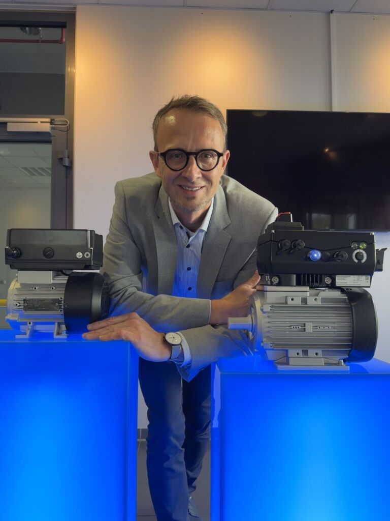 Kraftvoll kombiniert: Kostals kluge Konzeptantriebe 4 "Moderne Algorithmen
erlauben es heute,
Motoren gezielt für jede
Anwendung auszulegen - sensorlos und
über den kompletten
Drehzahlbereich,
ganz ohne Lastgrenze."
Dirk Fedder, Kostal Drives Technology