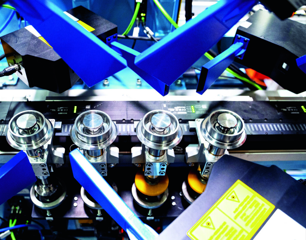 Präziser und dynamischer Materialtransport 4 Bei der 4-in-1-Komplettlösung für Gesenkschmiedeteile werden die Kegelräder über die XTS-Mover präzise und dynamisch durch die Anlage transportiert.