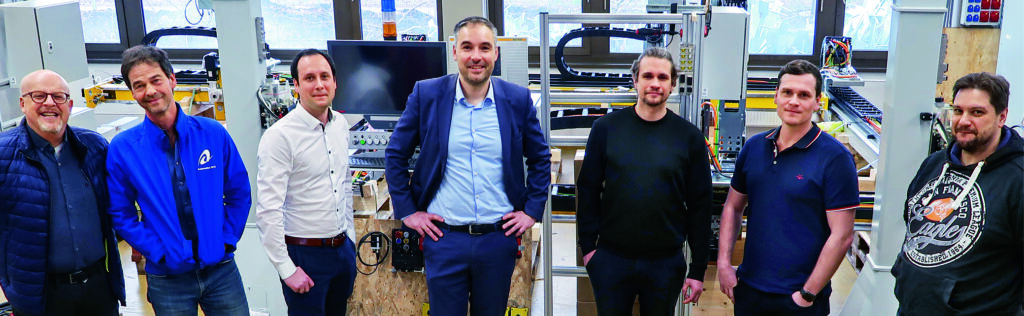 Präziser und dynamischer Materialtransport 3 Die Projektbeteiligten vor Ort (v.l.n.r.): Darius Wala (Leiter Beckhoff Vertriebsniederlassung München), Markus Schmid (COO von Automation W+R), Florian Schütt (Applikation Beckhoff) sowie die weiteren Experten von Automation W+R Patrick Vockner (Projektleiter), Paul Gruber
(Geschäftsführer), Michael Wagner (Vertriebsingenieur) und Dennis Hildebrandt (Leiter Systementwicklung).