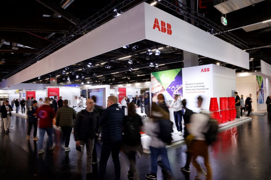ABB-Besucher erleben praxisnahe Anwendungen 1 Bei ABB stehen in diesem Jahr die Themen Nachhaltigkeit, Digitalisierung, AI und Cybersicherheit im Fokus.