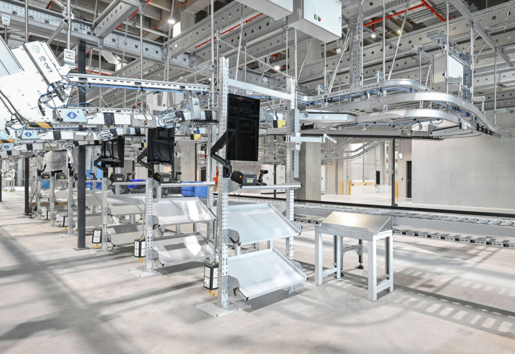 Maßgeschneidert und individuell einsetzbar 2 Spezielle Tischvarianten mit Kleiderbügelhaltern, Werkzeugleisten, höhenverstellbaren Flächen oder platzsparenden Überbauten wurden individuell gefertigt.