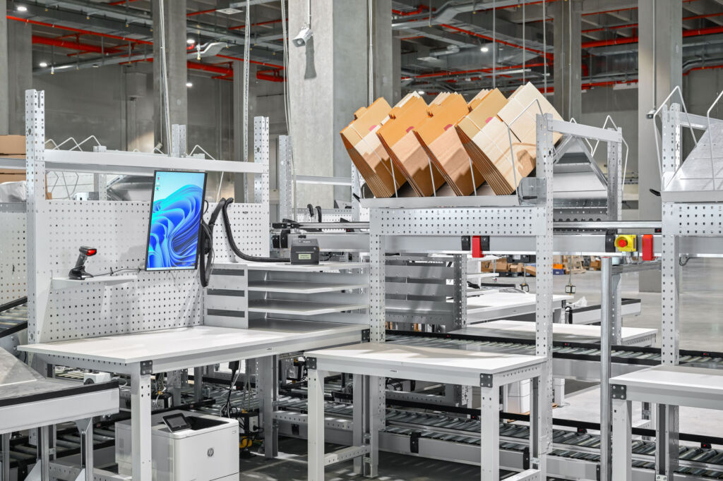 Maßgeschneidert und individuell einsetzbar 3 Die intensive Auseinandersetzung mit ergonomischen Anforderungen -
etwa bei Griffweiten, Tischhöhen oder Materialnähe - sorgte für eine spürbare Verbesserung im Arbeitsalltag der Mitarbeitenden.