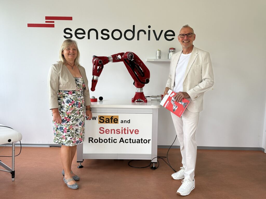 Roboter, die fühlen können – Sensodrive bringt Haptik auf ein neues Level 1 Norbert Sporer, CEO von Sensodrive (rechts) erklärt SPS-MAGAZIN-Redakteurin Ines Stotz die Eigenschaften und Anwendungsmöglichkeiten der SensoJoint-Komplettantriebe.