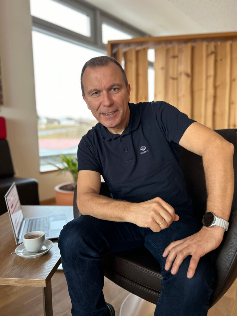 No-Code/Low-Code: Eine neue Ära im Engineering? 2 "Unser Ansatz kann den Projektierungsaufwand um bis zu 80 Prozent senken." Roland Wagner, Codesys