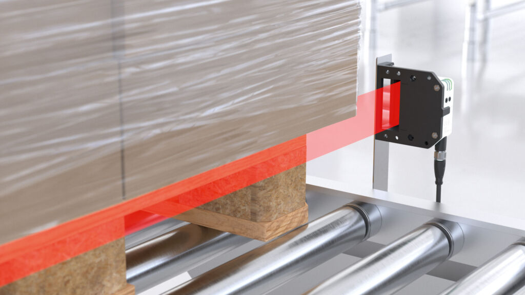 Von Klarglas bis Palettenfuß: Breites Lichtband detektiert komplexe Objekte 4 Für enge Einbausituationen ist eine Sidelooker-Version verfügbar, bei der mit einem Adapter samt Umlenkspiegel die Ausrichtung der Lichtstrahlen um 90° versetzt wird.