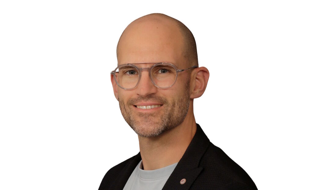 No-Code/Low-Code: Eine neue Ära im Engineering? 8 "Anwender sollen die Sprache wählen
können, die zu ihrer Anwendung passt."
Marko Paulat,
Phoenix Contact"Anwender sollen die Sprache wählen
können, die zu ihrer Anwendung passt."
Marko Paulat,
Phoenix Contact