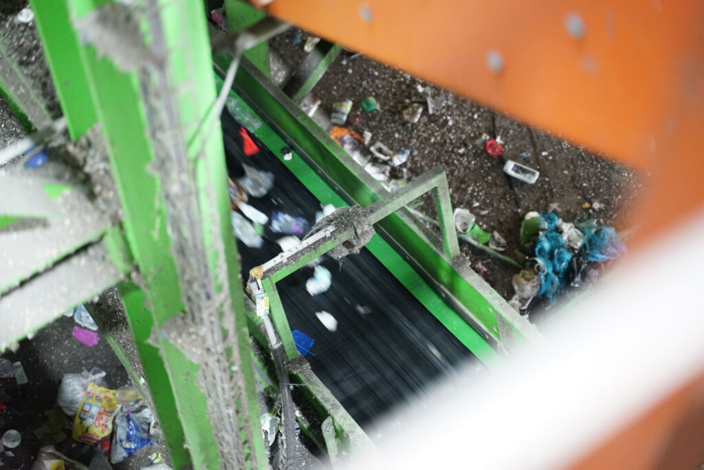 Verpackung virtuell verfolgt 1 Mittels RFID testet Circpack die
Sortier- und Recyclingfähigkeit von Verpackungen
unter Realbedingungen - ein Meilenstein für die
datenbasierte Kreislaufwirtschaft.