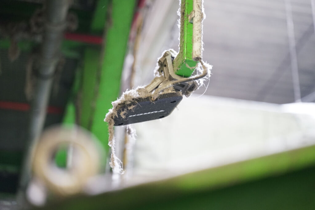 Verpackung virtuell verfolgt 2 Die externe Antenne des Turck-RFID-Systems erfasst zuverlässig die Testverpackungen auf dem Band.