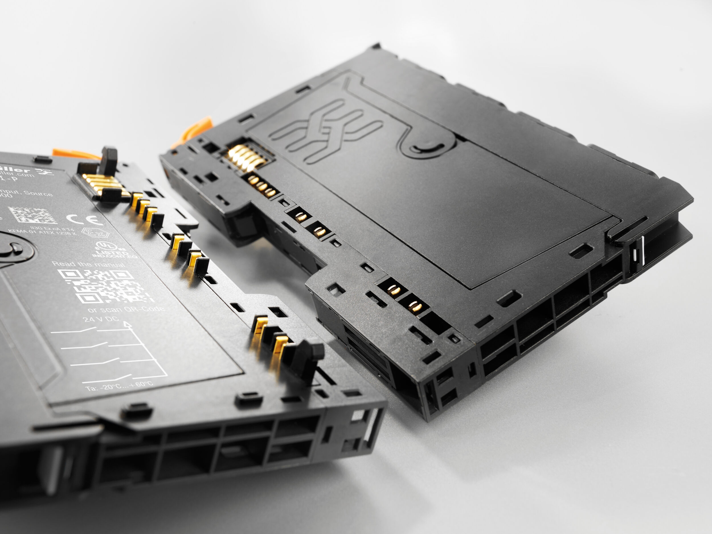 Hardware links der Steuerung anreihen