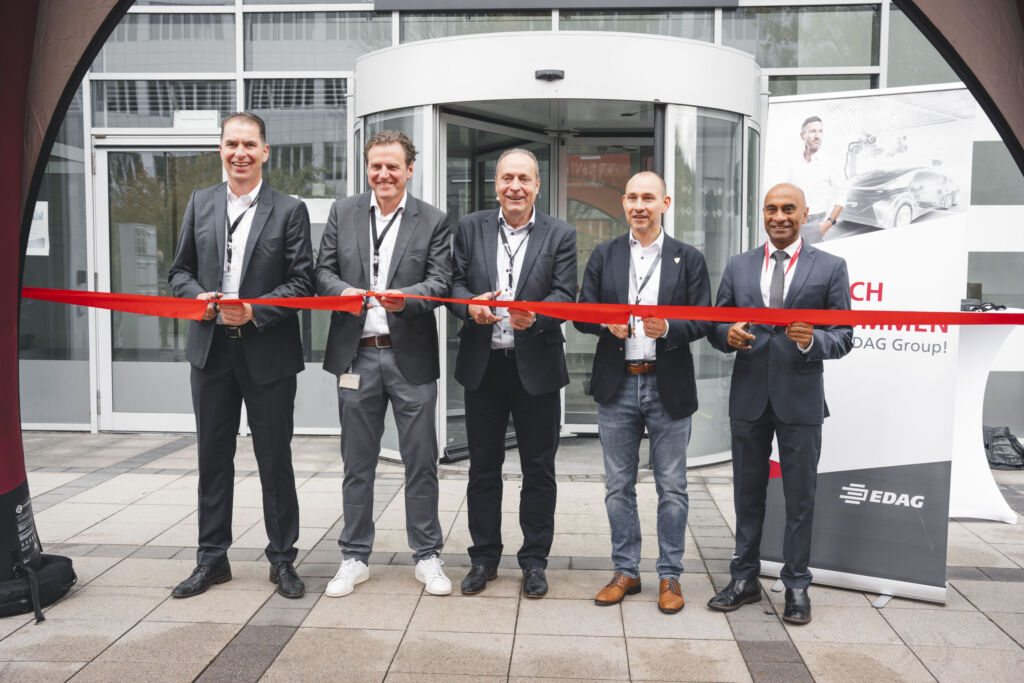 EDAG Group eröffnet erweiterten Standort in Böblingen 1 Haben den neuen Standort feierlich eröffnet: Holger Merz (CFO EDAG Group), Herbert Ninaus (Standortverantwortlicher Böblingen, EDAG Group), Harald Keller (CEO EDAG Group), Dr. Stefan Belz (Oberbürgermeister Böblingen), Dominic Schaudt (Leiter Amt für Wirtschaftsförderung und Liegenschaften, Böblingen) (v.l.n.r.)