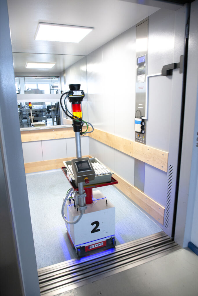 384407 AGV faehrt Lift