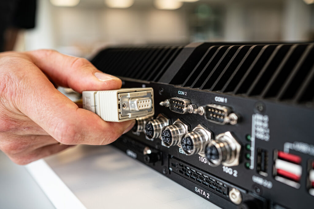 Push-Pull für D-Sub: Bewährte Schnittstelle mit neuer Verriegelung 1 Harting macht die Push-Pull-Verriegelung jetzt auch für D-Sub-Schnittstellen verfügbar. Dadurch wird ein einheitliches Verriegelungskonzept über verschiedene Schnittstellen hinweg möglich.