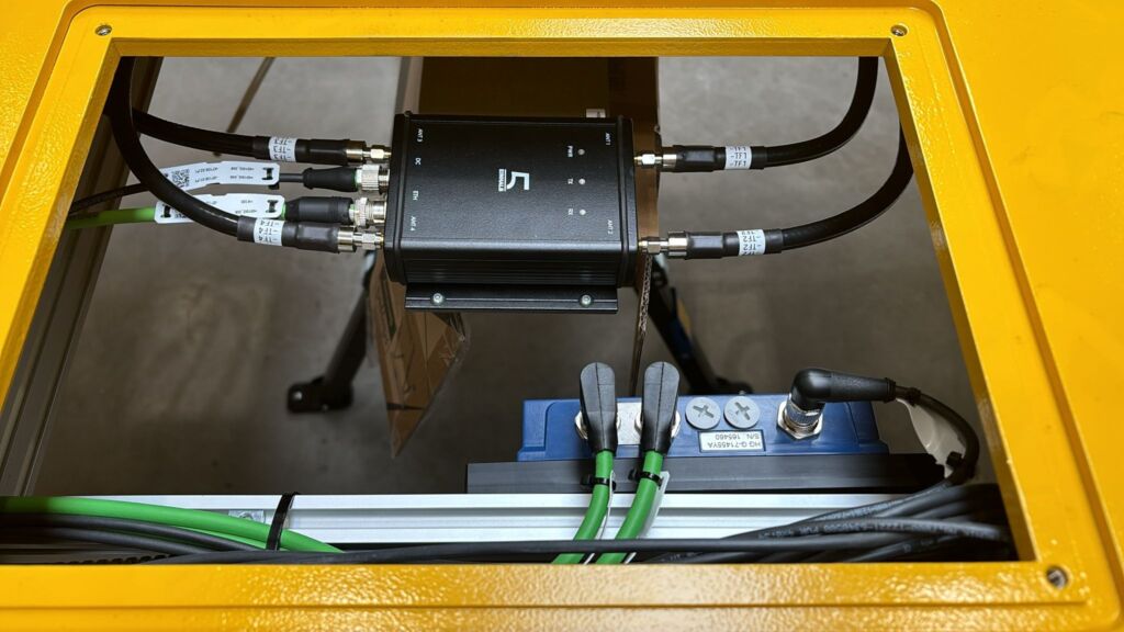 Losyco setzt auf industrielle 5G-Alternative mit latenzfreiem Roaming 2 RGV mit integriertem BlitzFunk Client.