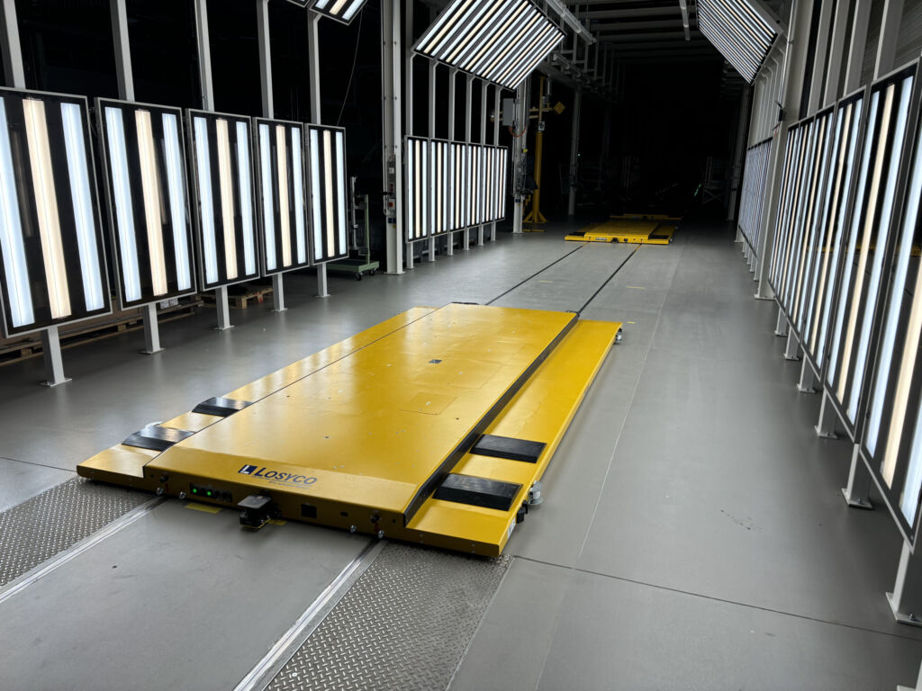 Losyco setzt auf industrielle 5G-Alternative mit latenzfreiem Roaming 3 Die RGVs stehen in den Fertigungstakten und werden über BlitzFunk gesteuert. Ehemals herausfordernde Ausbreitungsbedingungen (Lichttunnel) stellen kein Problem mehr dar.