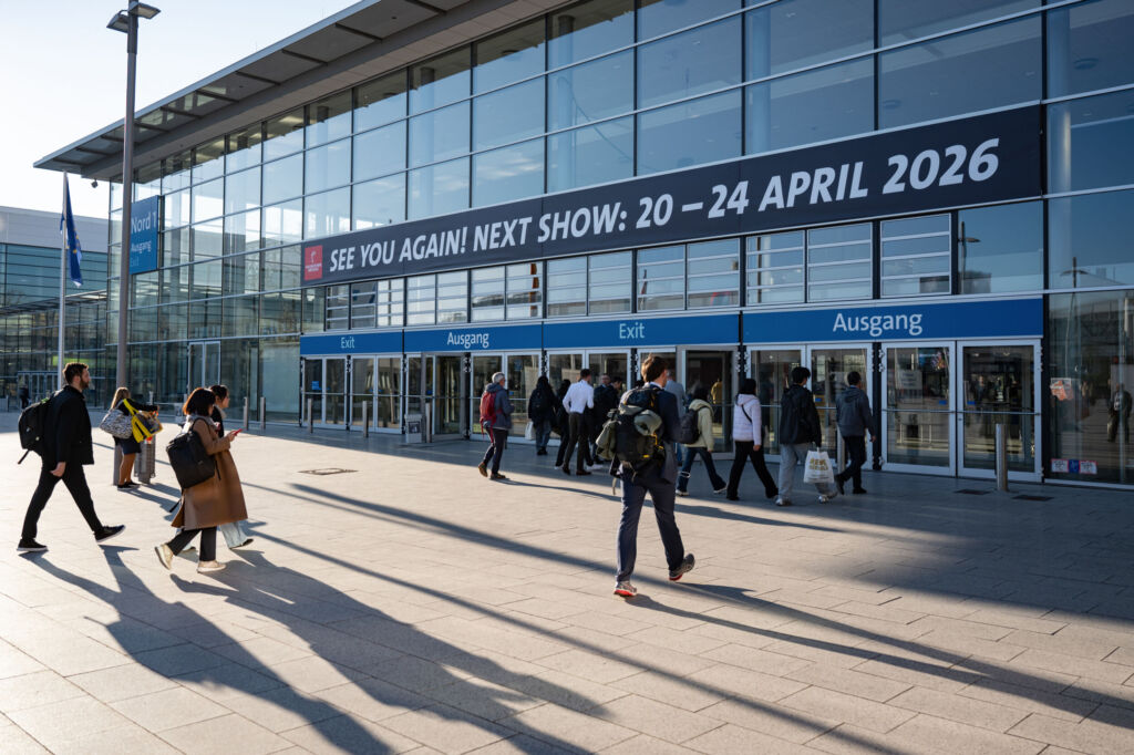 KI als produktive Kraft in der Fabrik 1 HANNOVER MESSE 2025, Freigelände, Eingang Nord 1, Schriftzug „See you again“ Next show: 20-24 April 2026“