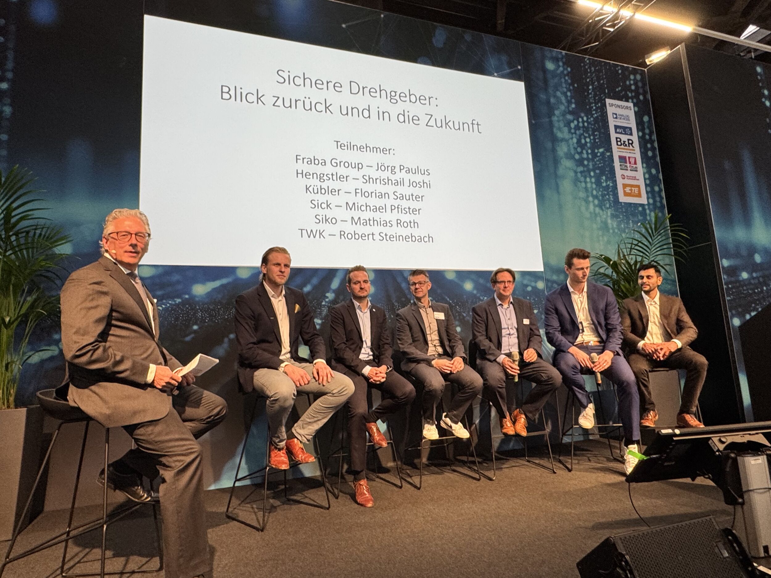 Blick zurück und in die Zukunft 6 Zur Diskussion mit Moderator Prof. Dr. Johann Pohany trafen sich Robert Steinebach, Mathias Roth, Michael Pfister, Jörg Paulus, Florian Sauter und Shrishail Joshi (v.l.n.r.).