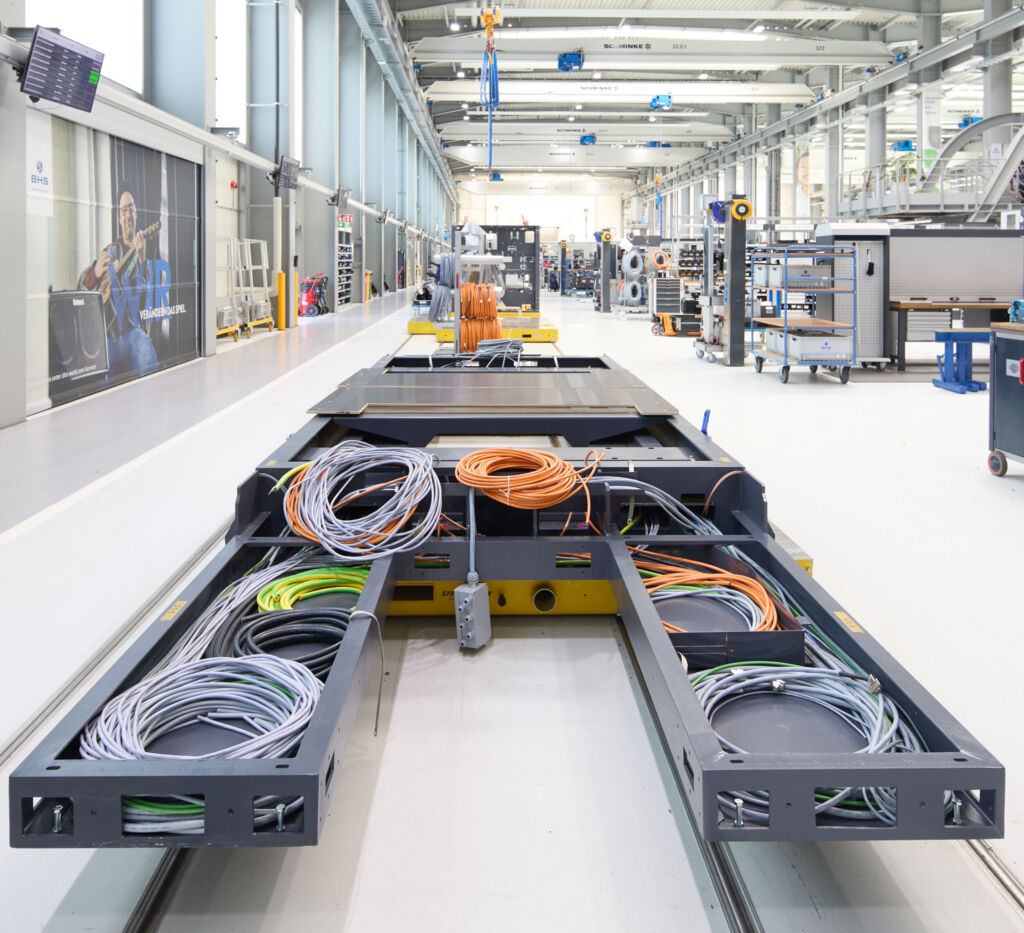  Die einzelnen Anlagenteile werden bei BHS Corrugated zusammengebaut und anschlie&szlig;end zum Kunden transportiert - erst dort erfolgt die Endmontage.