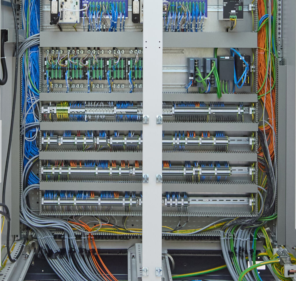  Im Schaltschrankbau kommen unterschiedliche Kabel und Leitungen zum Einsatz.