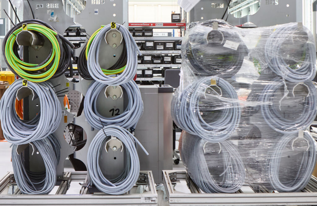 Die Leitungen werden zugeschnitten, mit den passenden Steckverbindern und vorsortiert in die Montage geliefert.