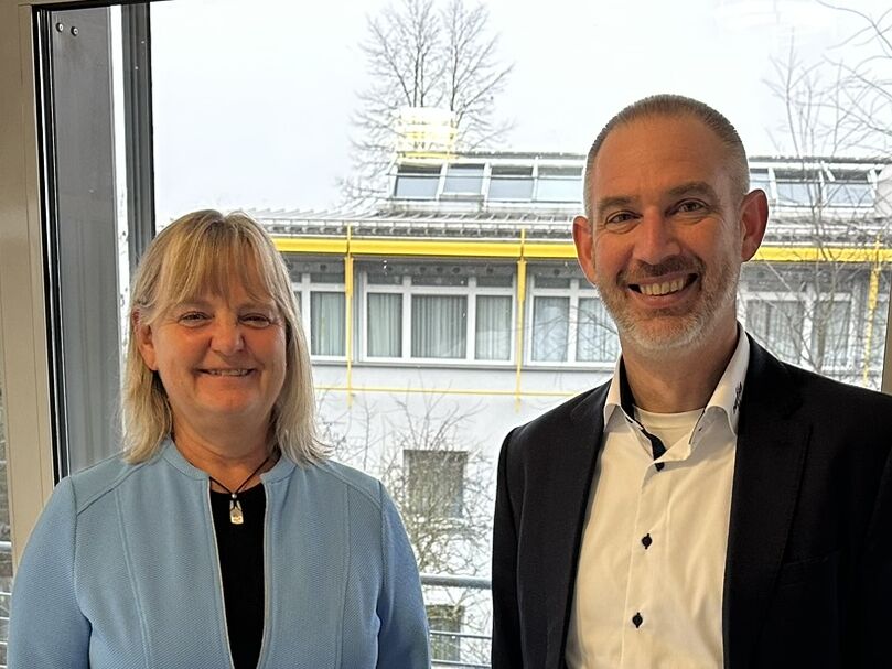 Thierry Bieber (rechts) im Gespr&auml;ch mit Ines Stotz vom 
SPS-MAGAZIN &uuml;ber Cybersecurity in industriellen 
Kommunikationsnetzen.