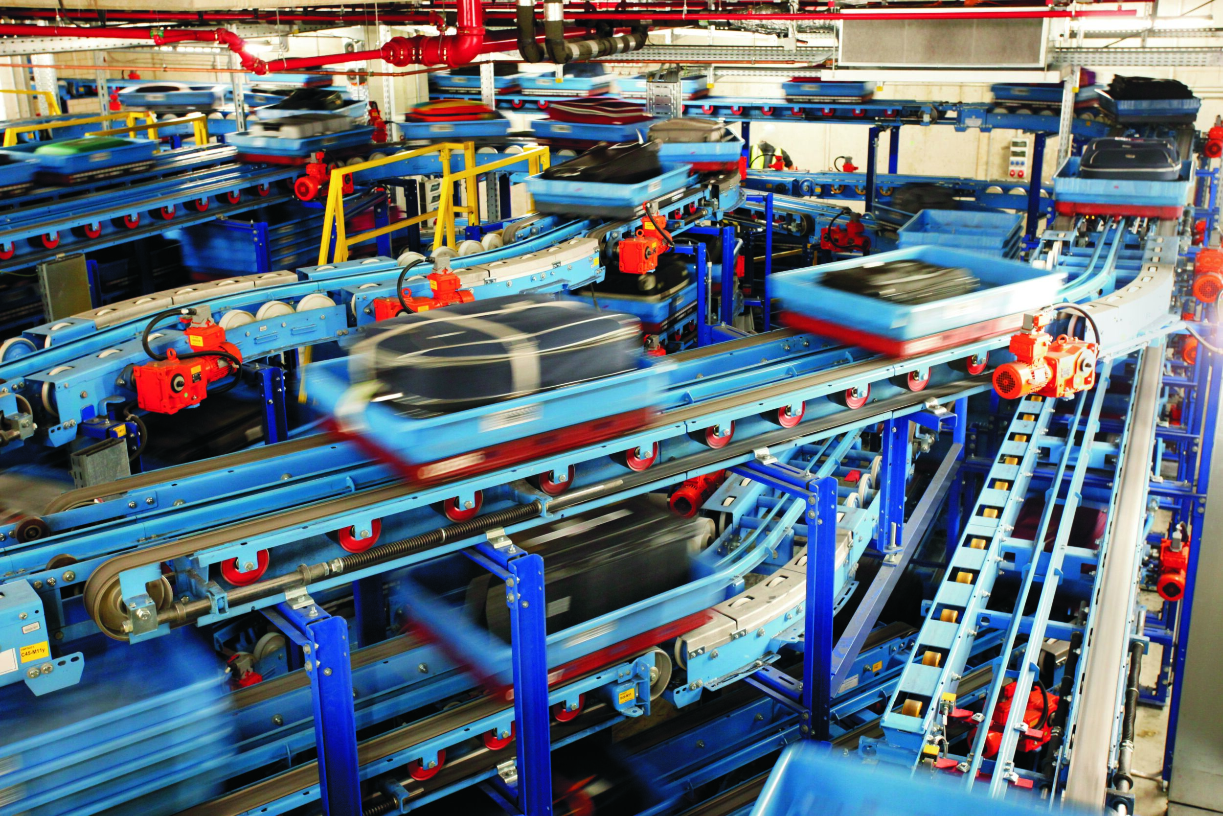 Für einen reibungslosen Transport des Reisegepäcks betreibt Fraport am Flughafen Frankfurt eine der weltweit größten Gepäckförderanlagen.